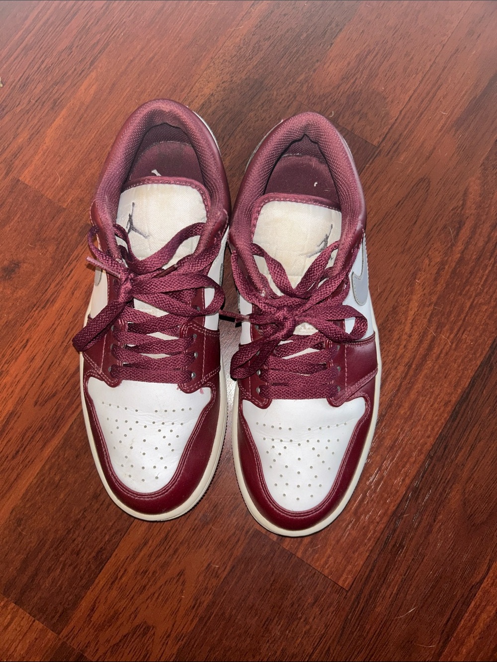 Nike Low Top Sneakers - White & Burgundy